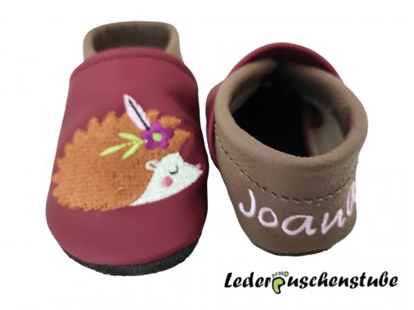 Lederpuschen burgunder-cappucino, Namen beiderseits Ferse weiß, Indianer Igel (Igel creme-braun-schwarz-altrosa) Blume (flieder-hellgrün) Feder (rosa) sowie links Feder Blume ( Feder rosa; Blumen flieder, altrosa - hellgrün)